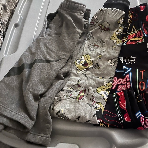 Men’s shorts bundle : 2 XL, 1 Mthat runs big - Picture 1 of 8